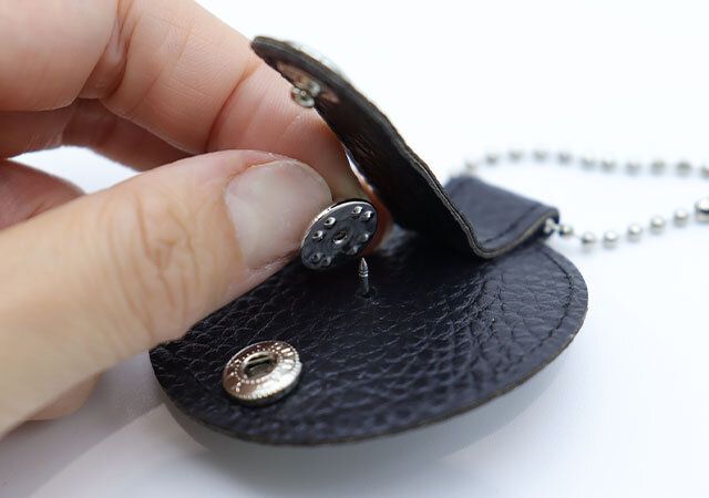 キャンドゥのポーチに穴が開かないバッグに穴を開けずに取付ピンバッジホルダー