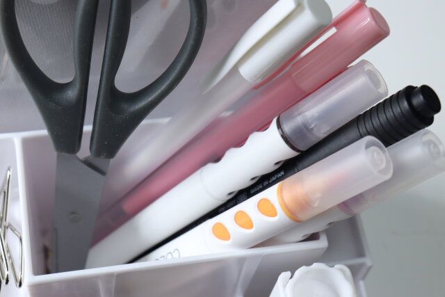 ダイソー 文具収納スタンド（滑り止め付） 中央 収納