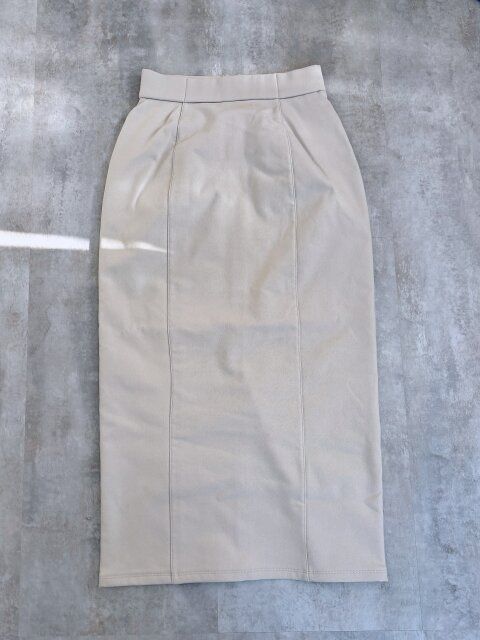 GU 裏フリースフロントジップスカートQ NATURAL 後ろ側