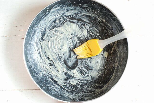 フライパンに刷毛でバターを塗る。