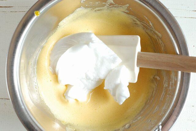 残りのメレンゲを加え、ゴムベラで泡をつぶさないよう切るように混ぜる。