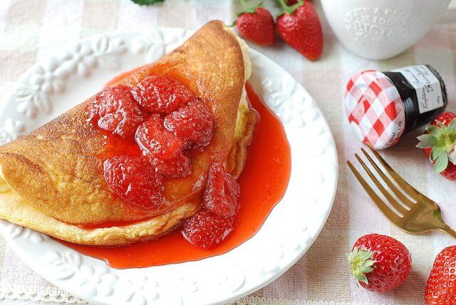 スフレオムレツ いちごソースがけ