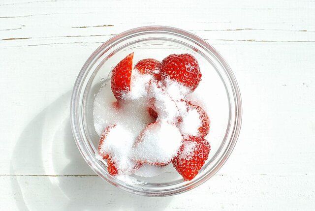 耐熱容器にいちごとグラニュー糖を入れる。