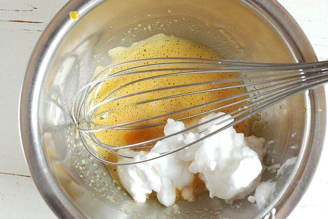 卵黄のボウルにメレンゲをひとすくい加え、泡立て器でよく混ぜる。