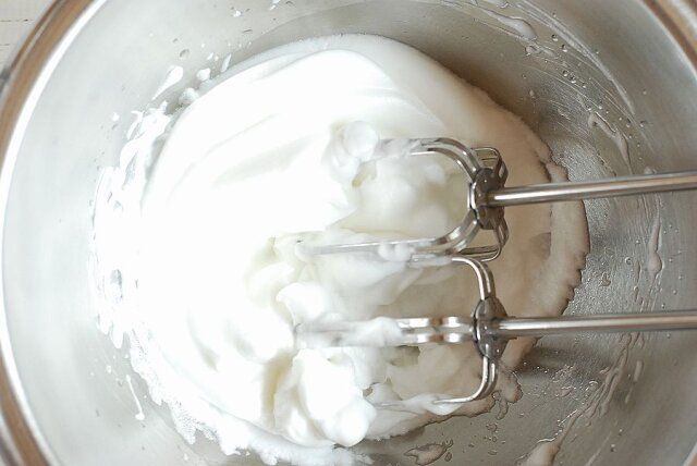 メレンゲを作る。