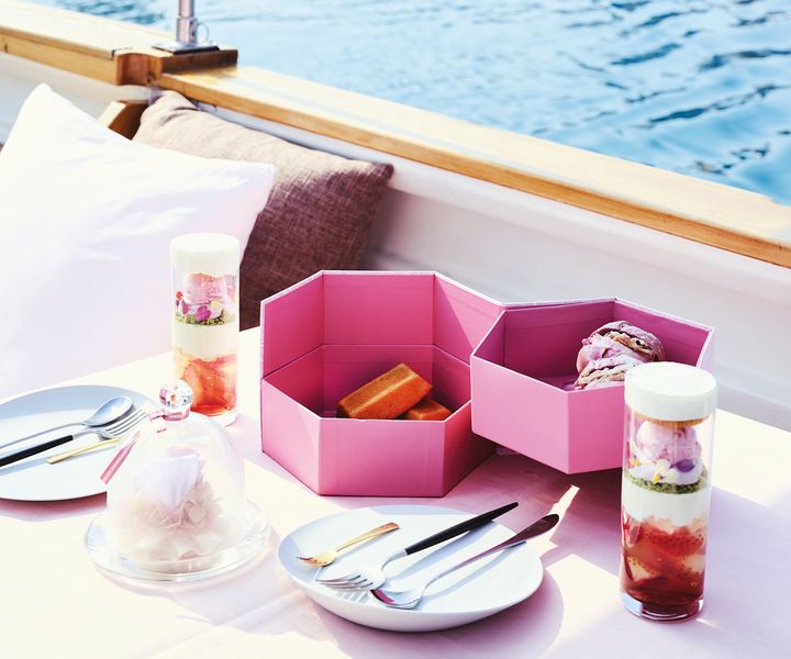 ルタオのオリジナルスイーツとおたるフラワーワインパフェ、フレーバーティーをテーブルで楽しめる。