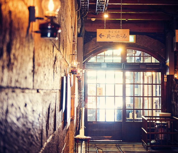 輝くオイルランプの中でカフェタイムを楽しんで。北一硝子 三号館（北一ホール）