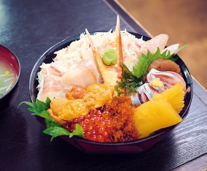 ご褒美丼はこれに決まり！ 朝市で絶品丼を頬張って。三角市場 味処たけだ