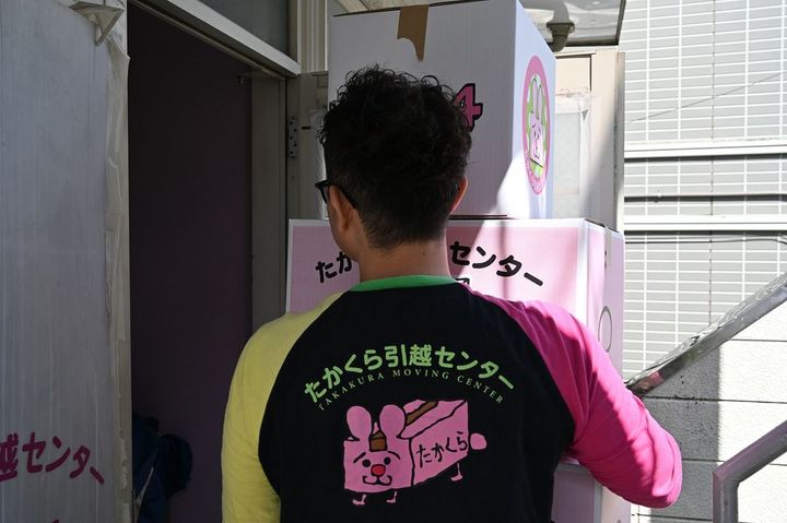 プロの引っ越し作業に、素人が混じると、テンポが狂ってかえって邪魔になりやすい。「プロに任せて素人は手伝わない」が正解だ。