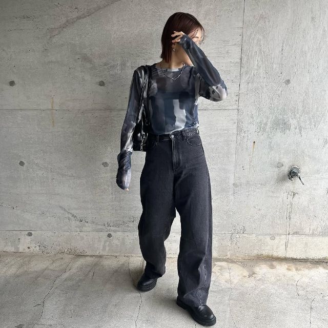 バレルレッグジーンズを着たコーデ