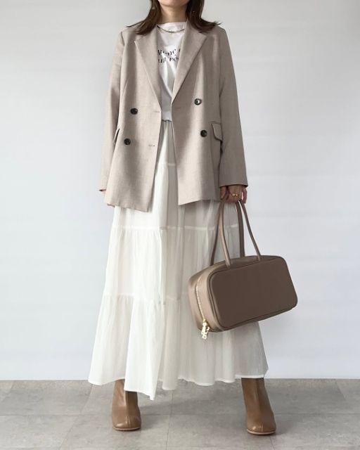 ダブルブレストジャケットZとティアードマキシスカートのコーデ