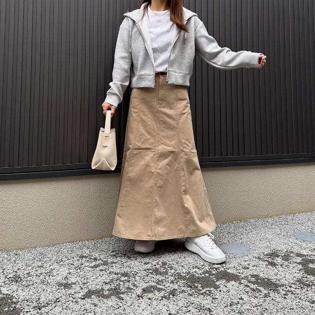 ダブルフェイスフルジップパーカとフレアマキシスカートのコーデ