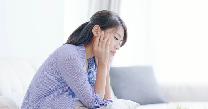 思い悩んでいる女性