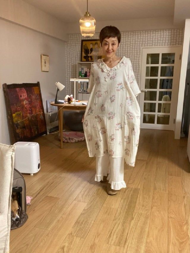 白いガーゼのナイティを着た吉川さん