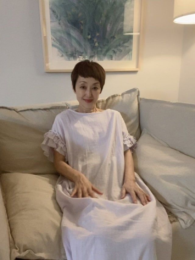 紫色の薄いオーガニックコットンのナイティを着た吉川千明さん