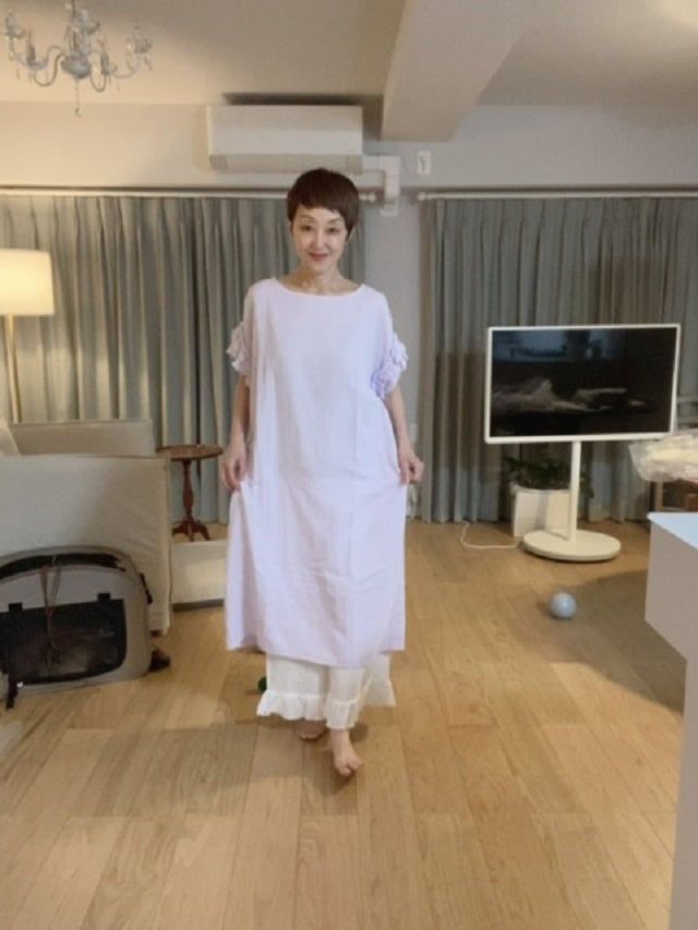 紫色の薄いオーガニックコットンのナイティを着た吉川千明さん