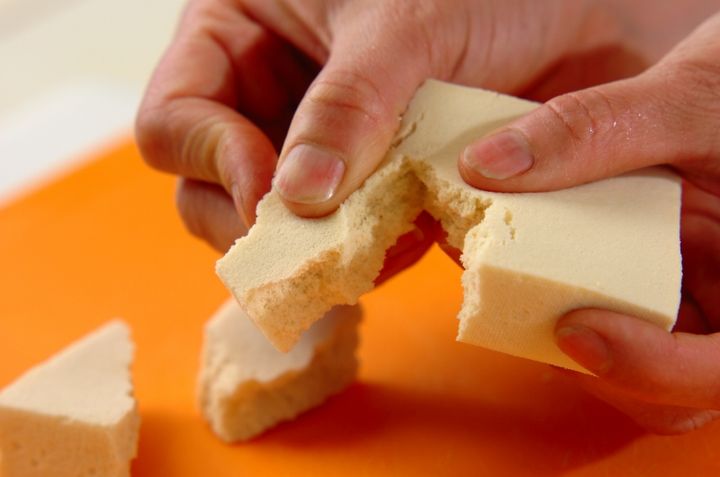 高野豆腐の唐揚げの下準備1