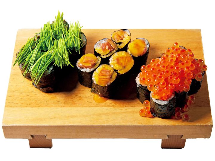 三軒茶屋『餐茶 サンチャ』の「炙りサーモンいくら」、「壱岐牛のたたき卵黄ソース」、「芽ねぎロード」