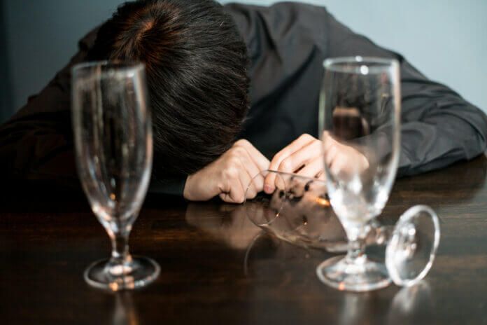 他人のアラ捜しに女遊び… 勘違い男の悲しい末路5選