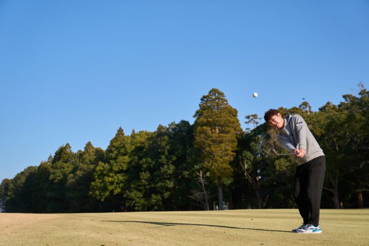 アプローチはシンプルが正解！「右腕を長く使う」で“得意”になる！