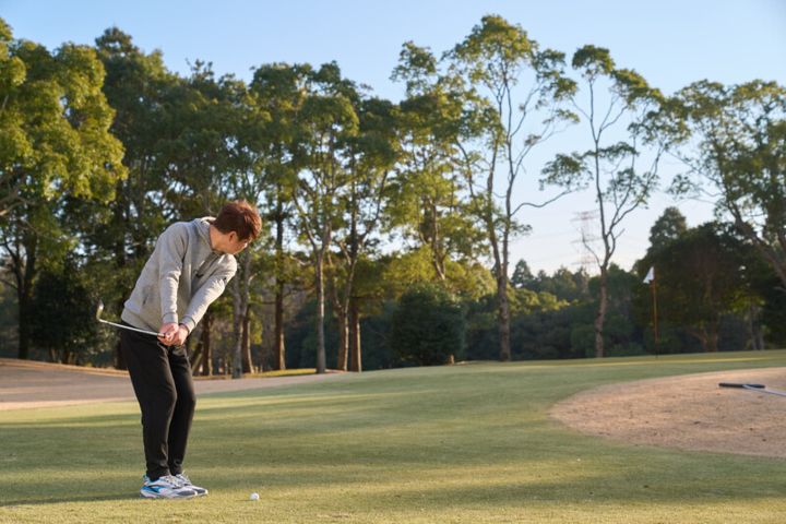 アプローチはシンプルが正解！「右腕を長く使う」で“得意”になる！