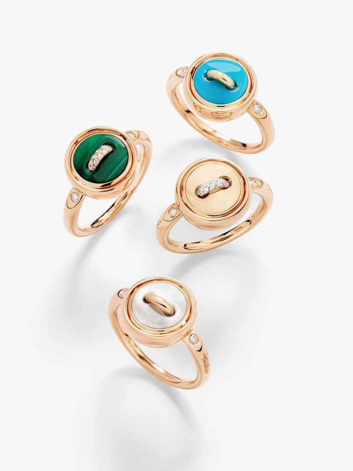 サークルモチーフが回転し、２つの表情を楽しむことができる。「ポムポムドット」リバーシブルリング（RG×ターコイズ×ダイヤモンド）￥759,000 （RG×マラカイト×マザーオブパール×ダイヤモンド）￥627,000