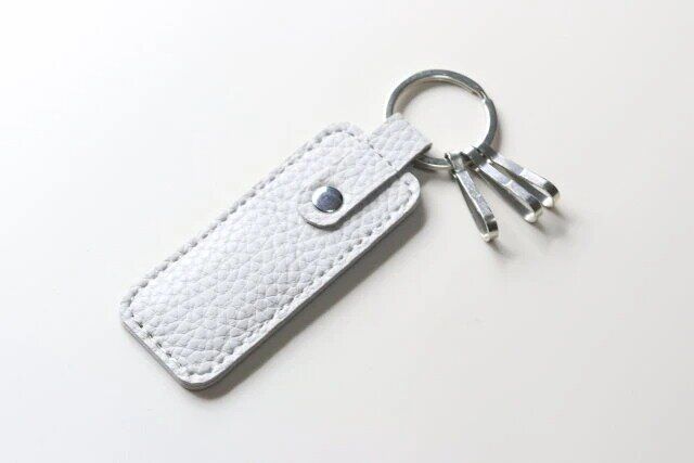 ダイソーのレザー調マグネット入キーホルダー（ベーシック）1