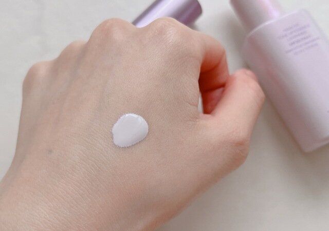 TIRTIR マスクフィットトーンアップエッセンス ラベンダー 手の平に付ける