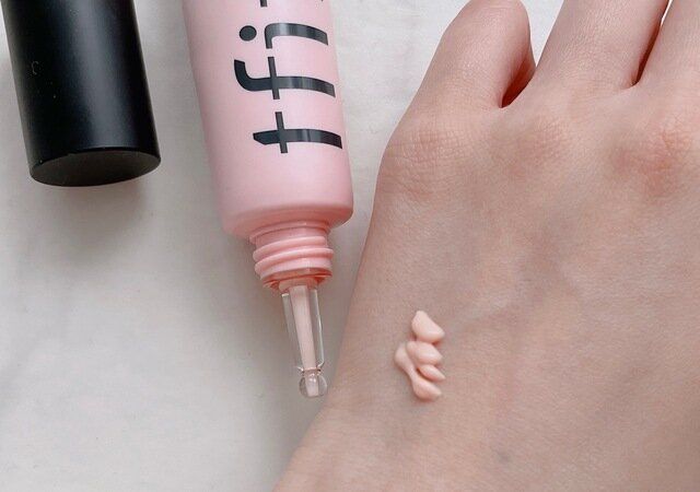 tfit デリケートシルクヴェールアートプライマー 手の平に付ける