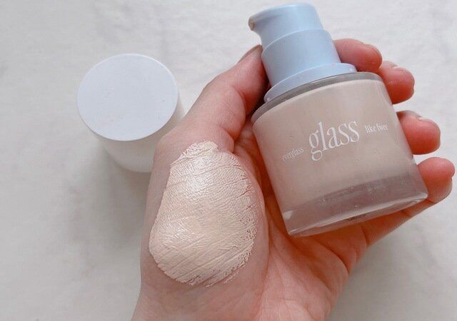 fwee ファンデーションガラス 01 フェアガラス 手の平に付ける