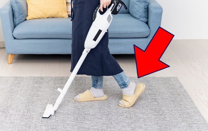 カーペットの上、スリッパで歩いてる？