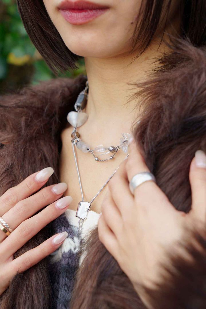 画像4: 首元をスッキリ見せるネックレスと冬の肌見せコーデがポイント