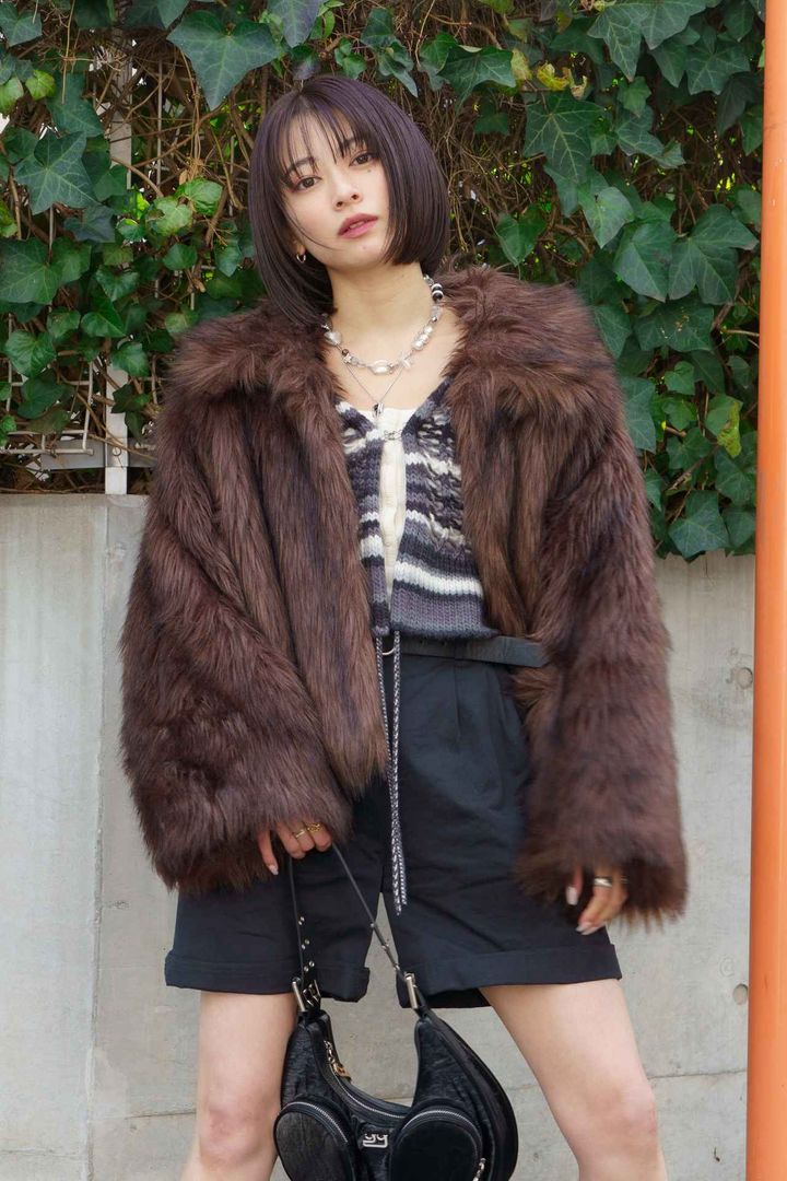 画像2: 首元をスッキリ見せるネックレスと冬の肌見せコーデがポイント