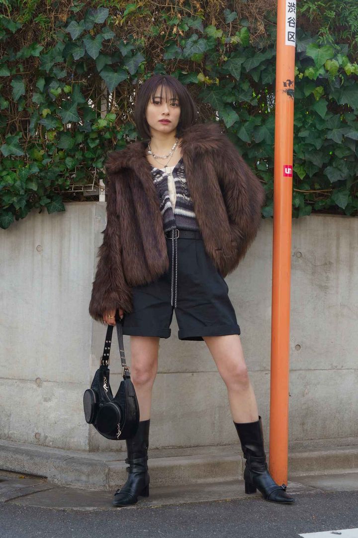 画像1: 首元をスッキリ見せるネックレスと冬の肌見せコーデがポイント