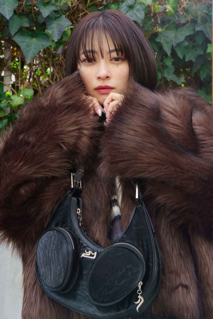 画像3: 首元をスッキリ見せるネックレスと冬の肌見せコーデがポイント