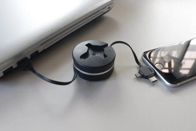 ダイソー500円3in1リール式ケーブル最大出力5V／2.4A