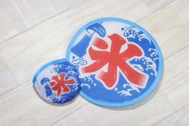 ダイソー 折りたたみうちわ（氷ロゴ）