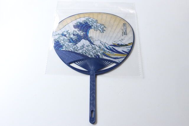 ダイソー 布うちわ（浮世絵、波） パッケージ
