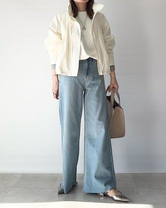 UNIQLOのオフホワイトの「ウィンドプルーフスタンドブルゾン」×ドレープワイドフレアジーンズ