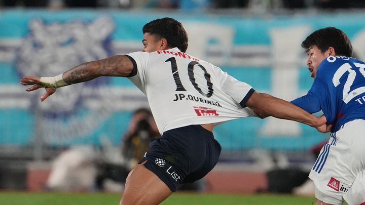 横浜のJ1チーム、“10番”が怪我で無念の一時帰国…診断結果は「左脛骨陳旧性疲労骨折」