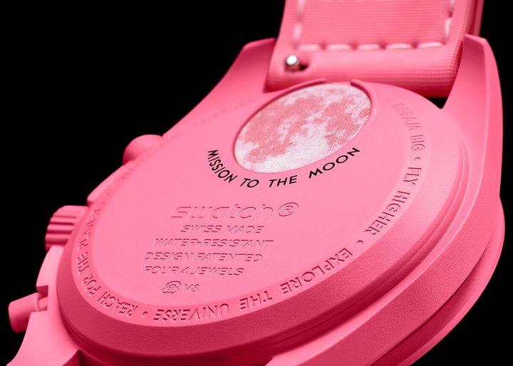 250326_03_sc01_25_Moonswatch_PinkMoon_close-up-back_black.jpg