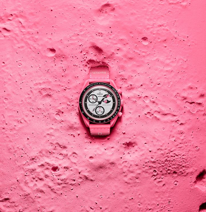 250326_01_sc01_25_Moonswatch_PinkMoon_ambiance.jpg