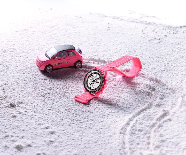 250326_04_sc01_25_Moonswatch_PinkMoon_ambiance-Fiat500.jpg