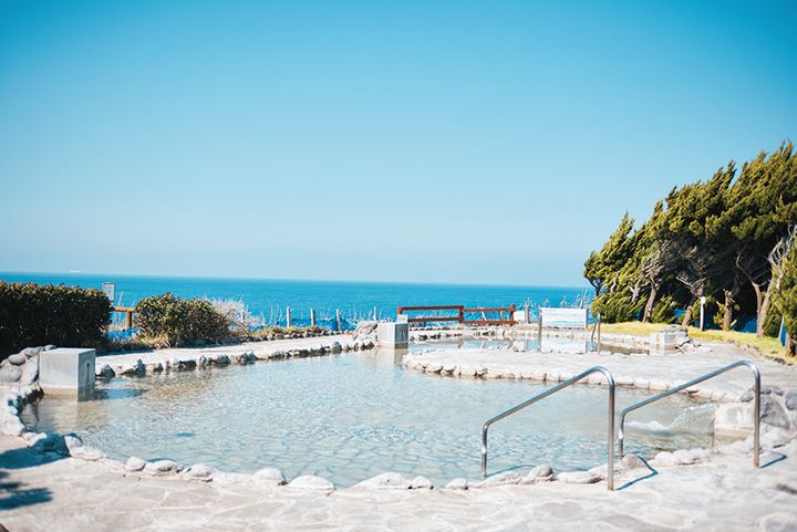 海に臨む露天風呂は開放感がたまらない。