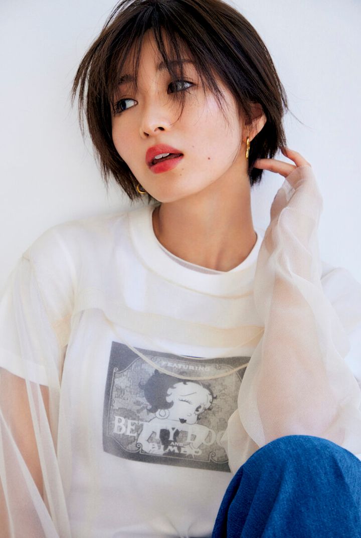 肌の彩度が上がる！ 血色カラーのバームリップ, モデル＝岡崎紗絵