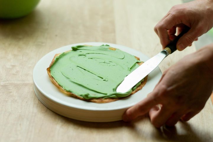 生地にクリームを塗る