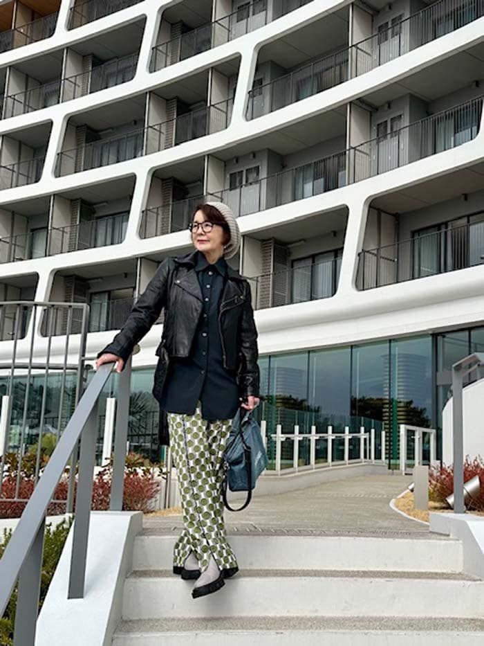 柄パンツを着こなす松本さん