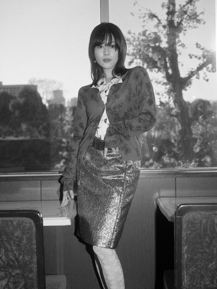 ニット ¥88,000 トップ ¥86,900 スカート ¥121,000 ベルト ¥38,500／すべてN21（イザ） イヤリング¥32,450／SOIERIE（ソワリー） リング¥47,300／MAYU（マユ ショールーム）