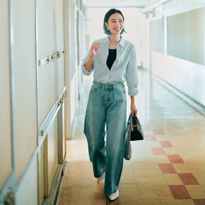 薄ブルーシャツに黒Tシャツ、ワイドシルエットのデニムのコーデ