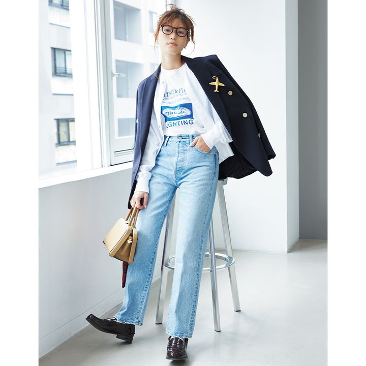 ブルーのプリントTシャツにカーデ、ネイビージャケットに薄色デニムのコーデ